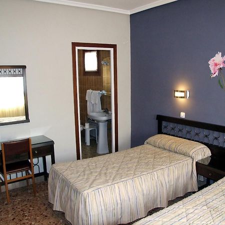 Hostal El Botero Monreal del Campo Esterno foto